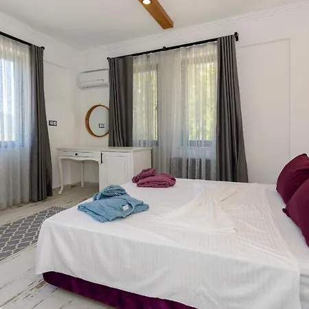 Kaya Koey'de Oezel Havuzlu, 5 Yatak Odali Lueks Albera Villa Fethiye