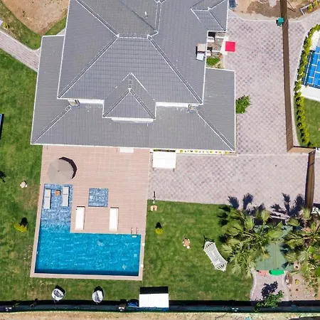 Kaya Koey'de Oezel Havuzlu, 5 Yatak Odali Lueks Albera Villa Fethiye