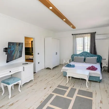 Kaya Koey'de Oezel Havuzlu, 5 Yatak Odali Lueks Albera Villa