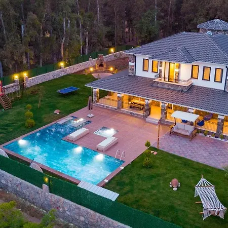 Villa Kaya Koey'de Oezel Havuzlu, 5 Yatak Odali Lueks Albera