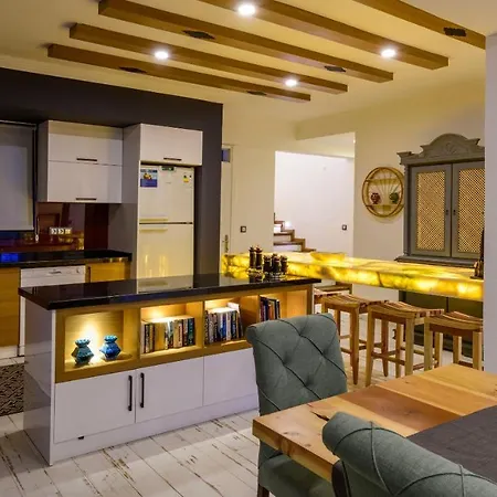 Kaya Koey'de Oezel Havuzlu, 5 Yatak Odali Lueks Albera Villa Fethiye