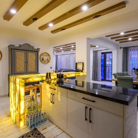 Villa Kaya Koey'de Oezel Havuzlu, 5 Yatak Odali Lueks Albera